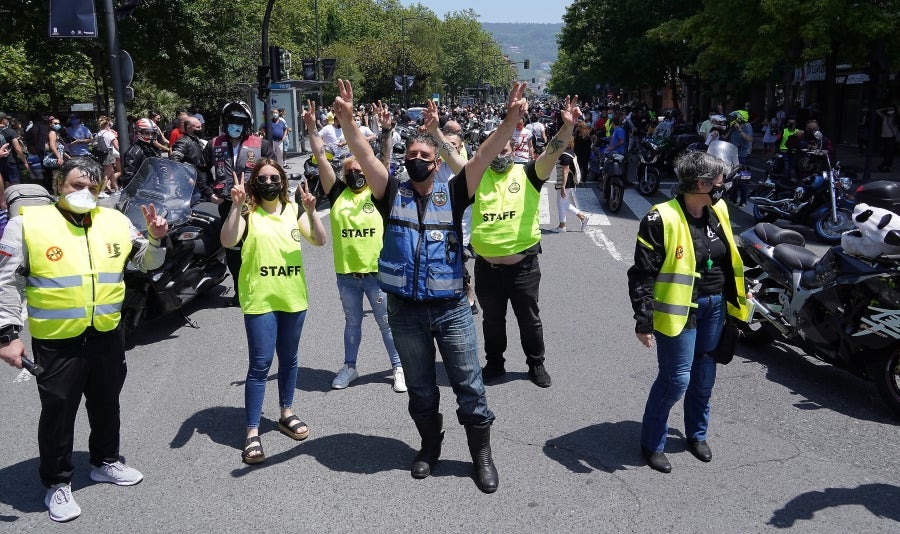 Cientos de moteros han tomado las calles de San Sebastián para pedir más seguridad en las carreteras vascas. 