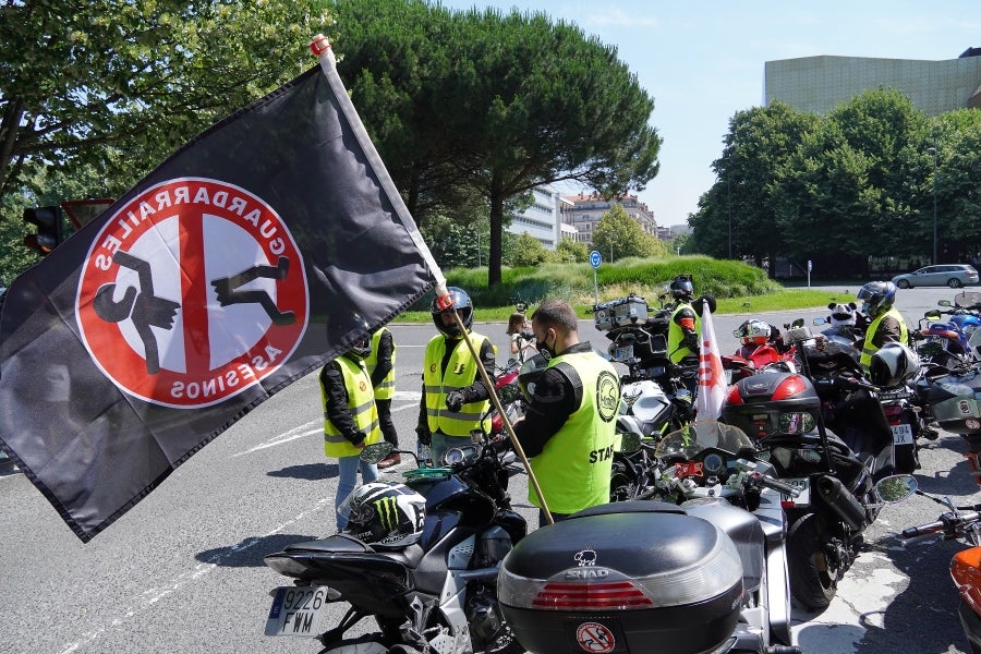 Cientos de moteros han tomado las calles de San Sebastián para pedir más seguridad en las carreteras vascas. 