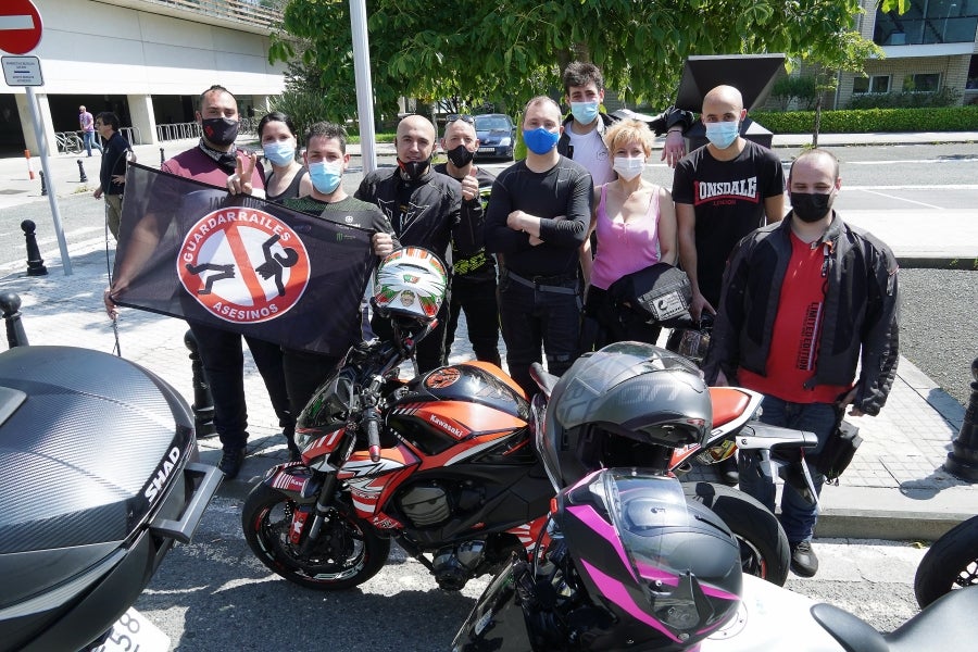Cientos de moteros han tomado las calles de San Sebastián para pedir más seguridad en las carreteras vascas. 