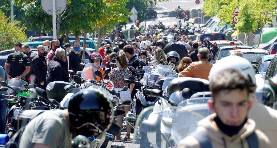 Cientos de moteros han tomado las calles de San Sebastián para pedir más seguridad en las carreteras vascas. 