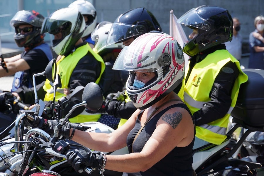 Cientos de moteros han tomado las calles de San Sebastián para pedir más seguridad en las carreteras vascas. 