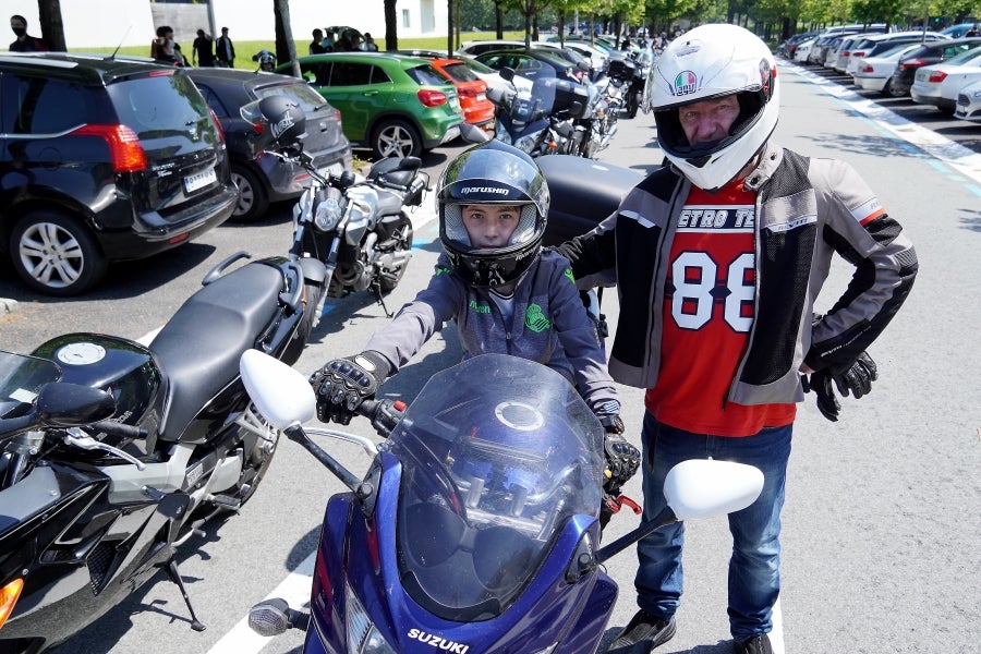 Cientos de moteros han tomado las calles de San Sebastián para pedir más seguridad en las carreteras vascas. 