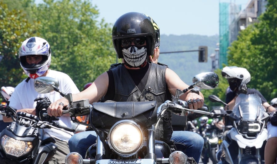 Cientos de moteros han tomado las calles de San Sebastián para pedir más seguridad en las carreteras vascas. 