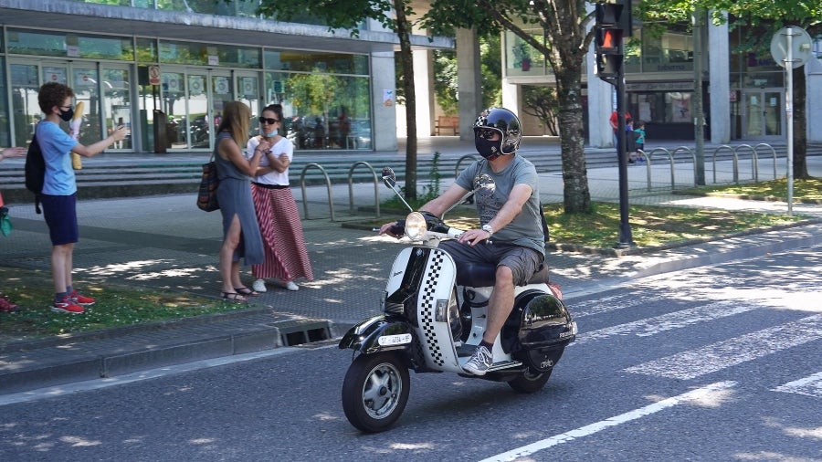Cientos de moteros han tomado las calles de San Sebastián para pedir más seguridad en las carreteras vascas. 