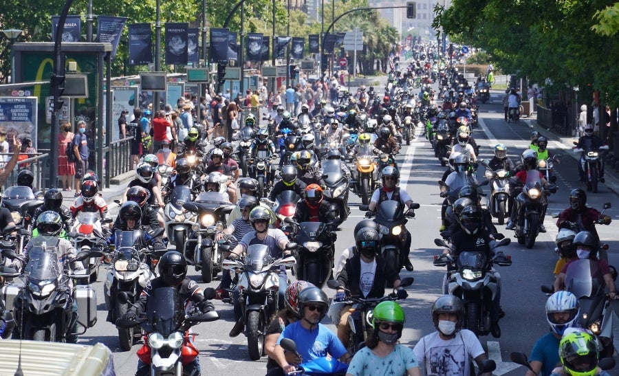 Cientos de moteros han tomado las calles de San Sebastián para pedir más seguridad en las carreteras vascas. 