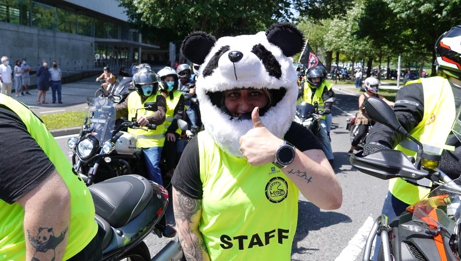 Cientos de moteros han tomado las calles de San Sebastián para pedir más seguridad en las carreteras vascas. 