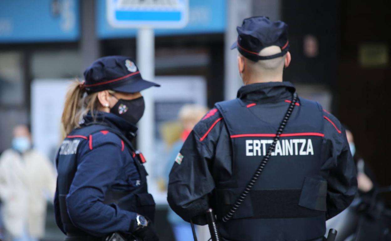 Incidentes: Detenidos tres jóvenes, uno de ellos menor, en Donostia y Hondarribia por incidentes en botellones