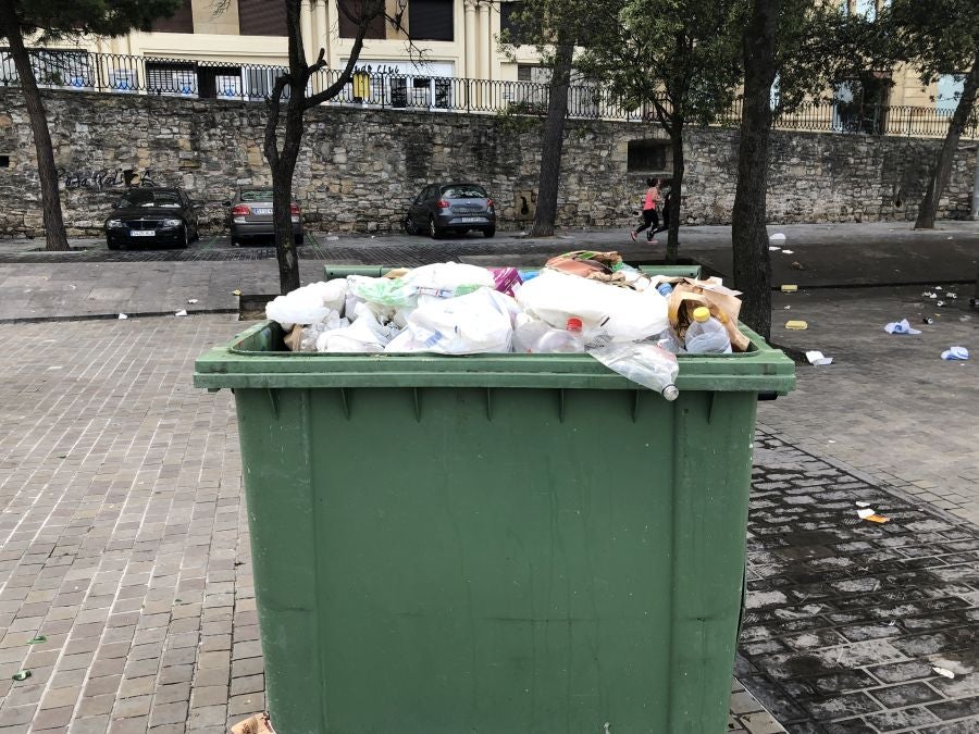 El puerto donostiarra ha amanecido cubierto de restos de plásticos y cristales después de una noche de botellón