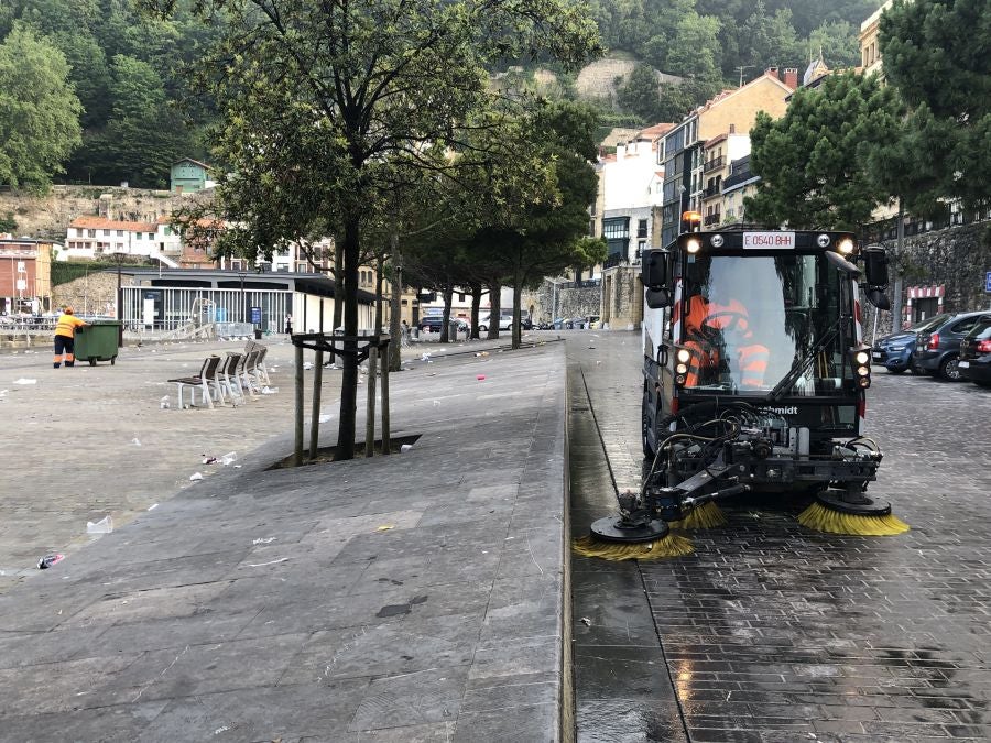 El puerto donostiarra ha amanecido cubierto de restos de plásticos y cristales después de una noche de botellón