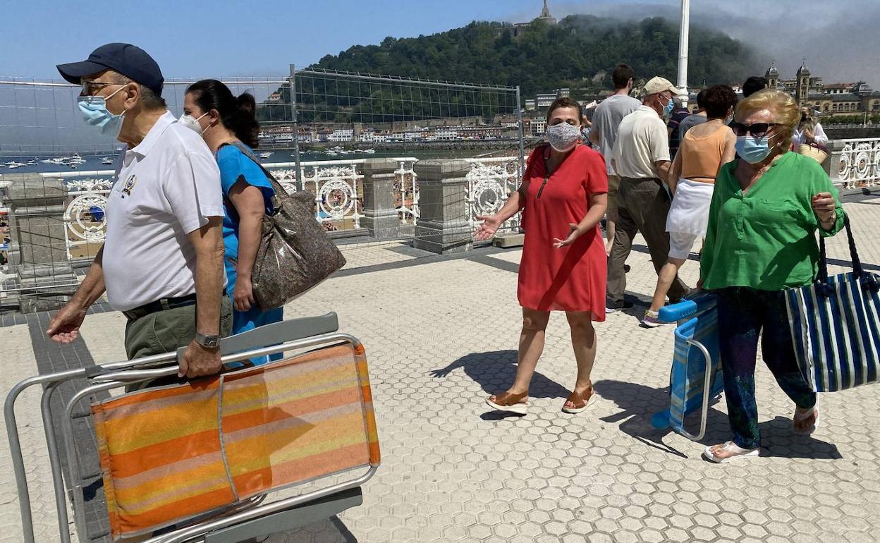 El tiempo veraniego ha espoleado la afluencia a las playas.guipuzcoanas.