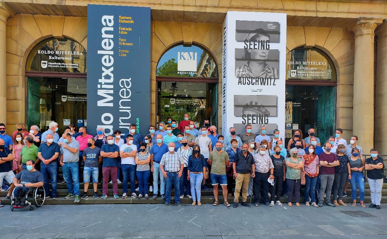 El sector ganadero se ha manifestado hoy a las puertas del Koldo Mitxelena. 