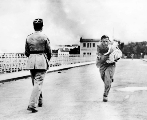 El periodista Raymond Venker atraviesa el puente internacional de Irun hacia Hendaia, tras salvar a un bebé. 