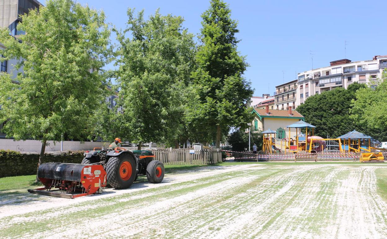 Una máquina perfora el terreno para descompactarlo. 