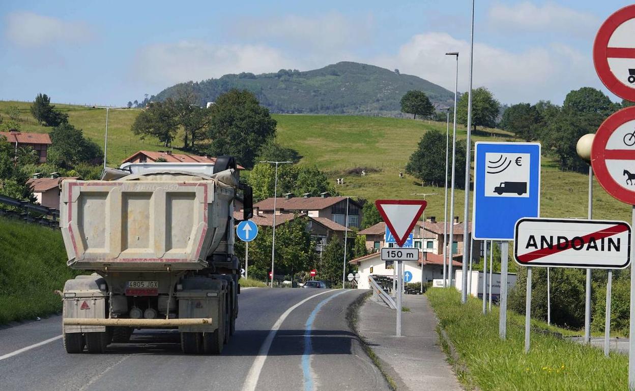 Un camión pasa por debajo de un arco de peaje situado en la N-I, en Andoain. 