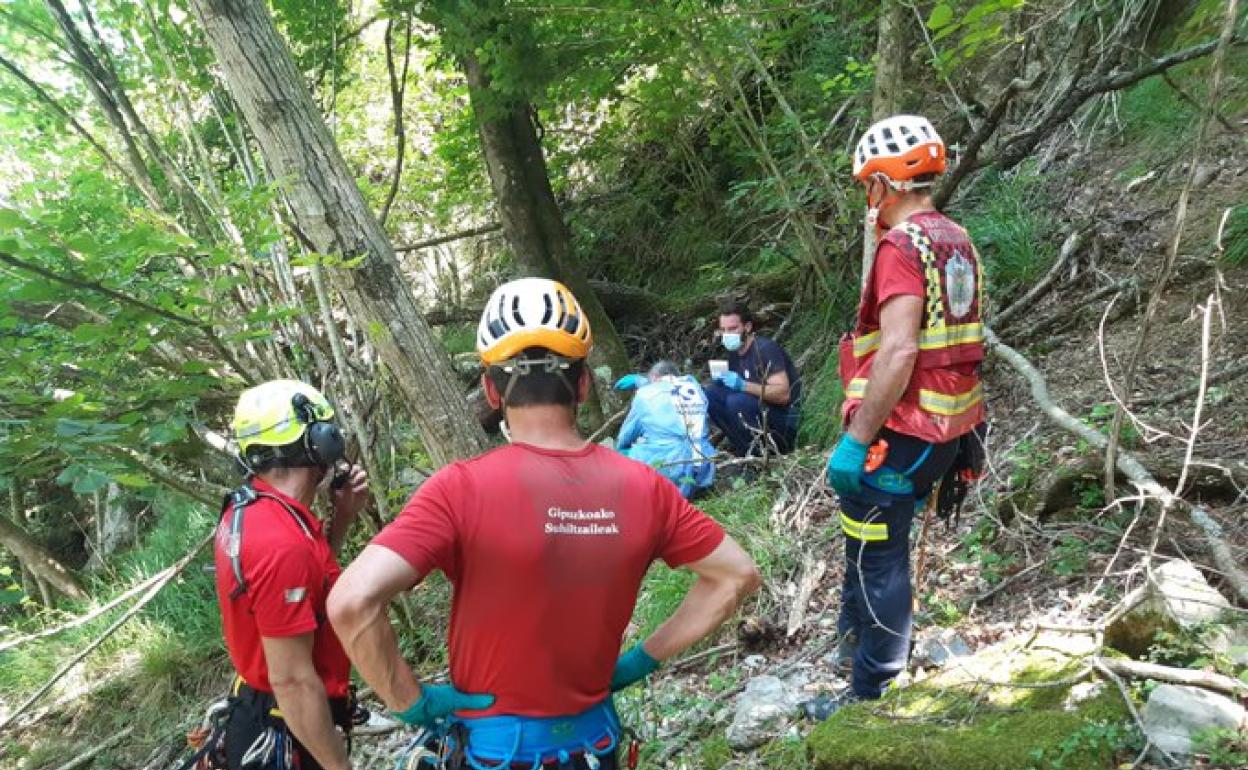 Rescate del montañero en la zona de Auzate Zuloa, a los pies del Txindoki.