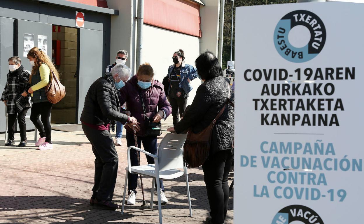 Covid en Euskadi: La tasa acumulada entre los vascos mayores de 65 años baja a los 40,46 casos gracias la vacunación