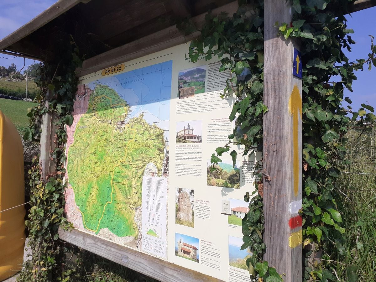 Discreta cumbre desde la que se contempla la fuerza del mar que a lo largo de millones de años ha esculpido nuestra costa, dejando al descubierto grandes tesoros fósiles