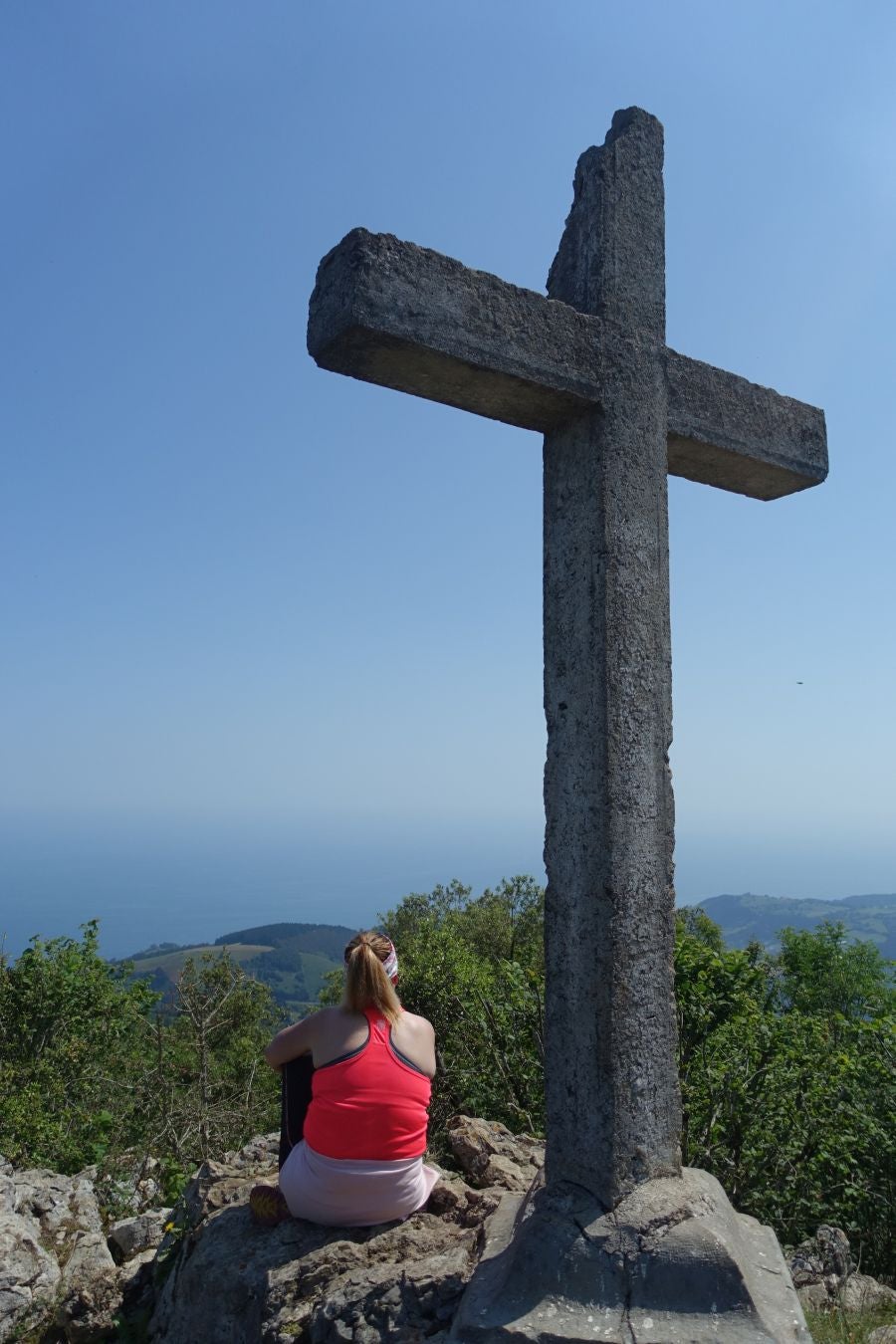 Discreta cumbre desde la que se contempla la fuerza del mar que a lo largo de millones de años ha esculpido nuestra costa, dejando al descubierto grandes tesoros fósiles