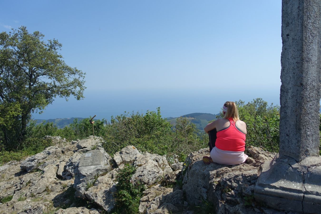 Discreta cumbre desde la que se contempla la fuerza del mar que a lo largo de millones de años ha esculpido nuestra costa, dejando al descubierto grandes tesoros fósiles