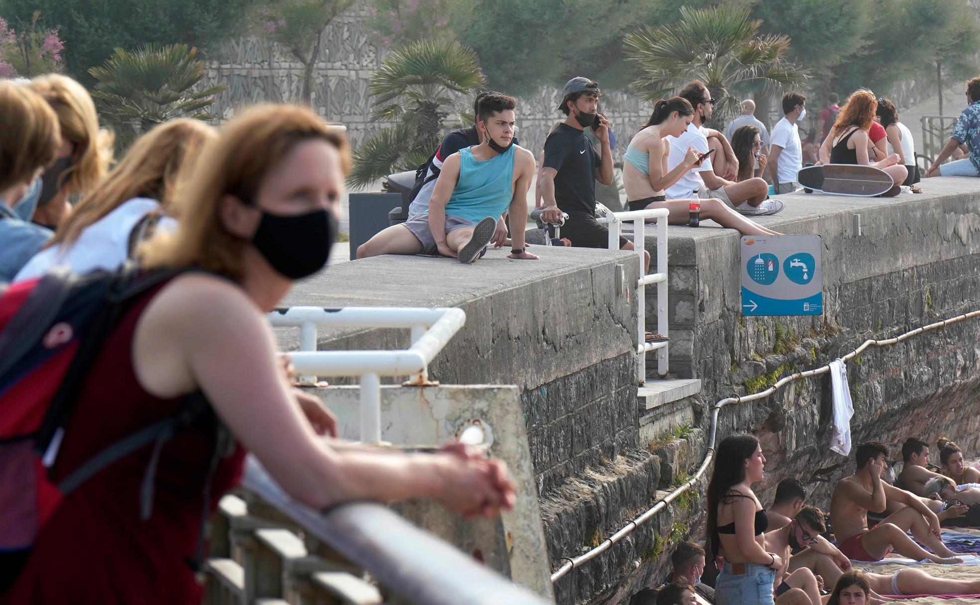 Con el calor y la caída de contagios Covid, el uso de las mascarillas empieza a decaer en exteriores