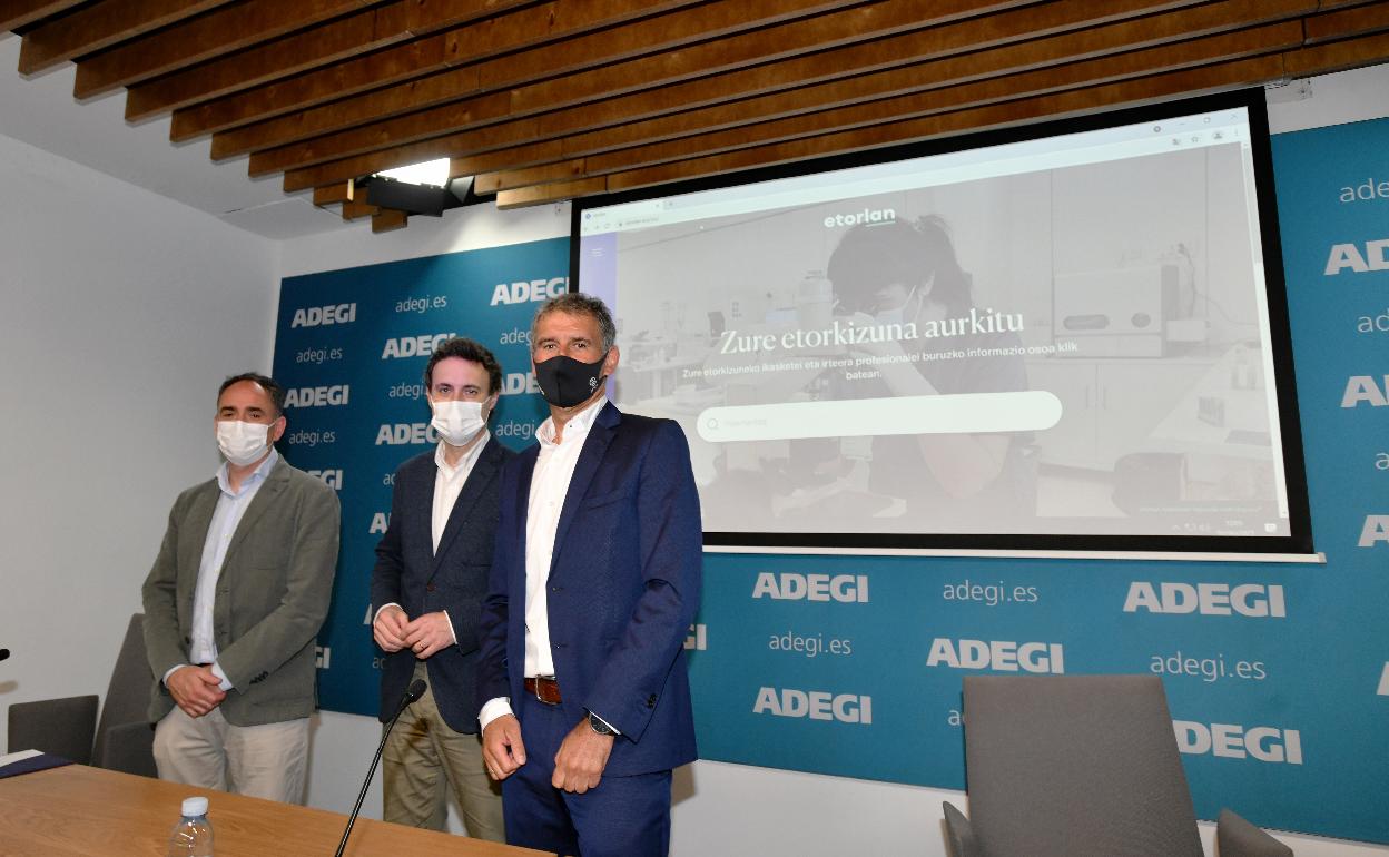 Aitor Uriondo, Jabier Larrañaga y Mikel Sarriegi presentaron la web de Adegi. 