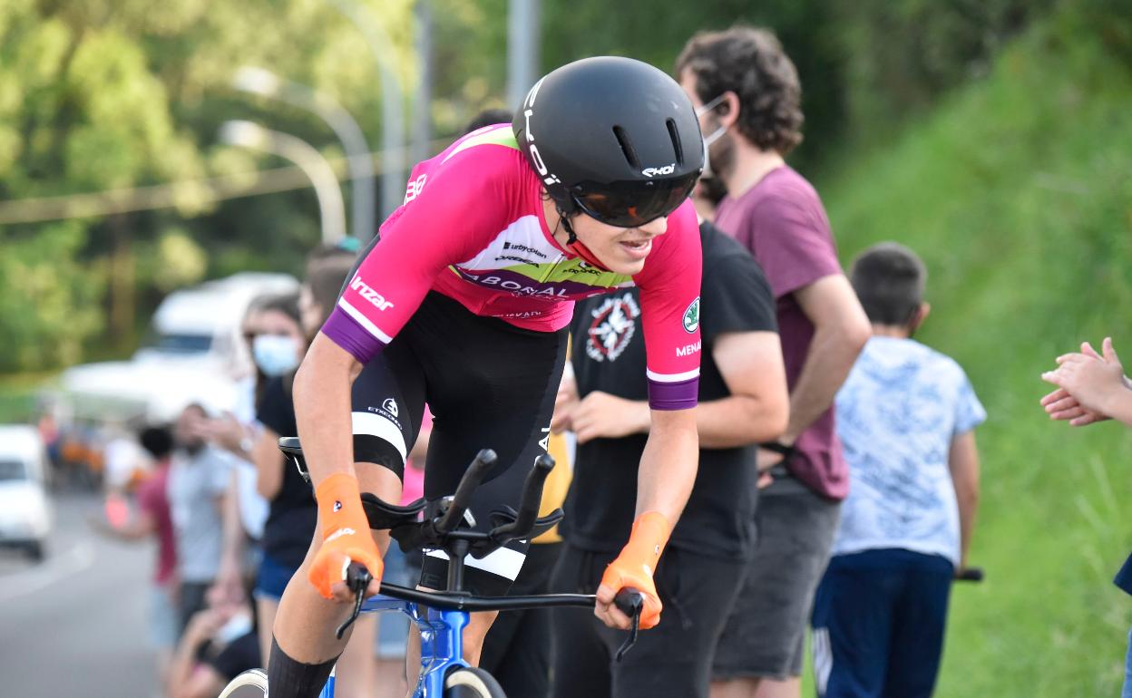 Enekoitz Azparren da sus últimas pedaladas ganadoras en el repecho de Aizarnazabal. 