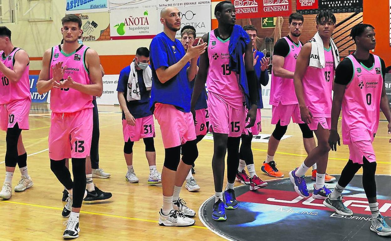 La plantilla del Barcelona B, tras caer derrotada por Juaristi en Azpeitia. 