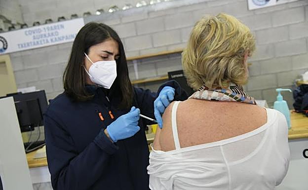 Las mujeres sufren más efectos adversos por las vacunas contra el Covid que los hombres