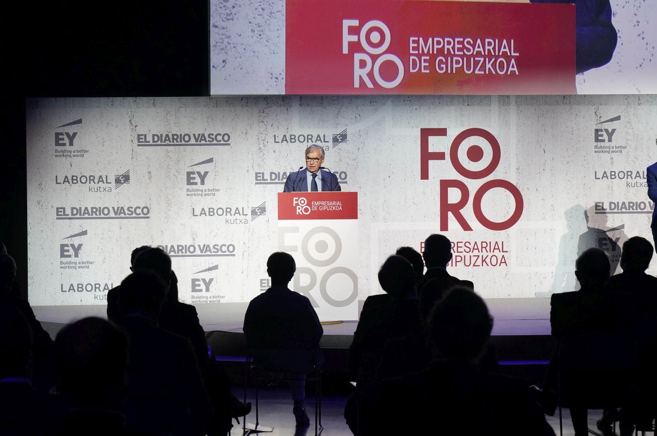 El presidente de El Diario Vasco, José María Bergareche, departe ante los asistentes al foro