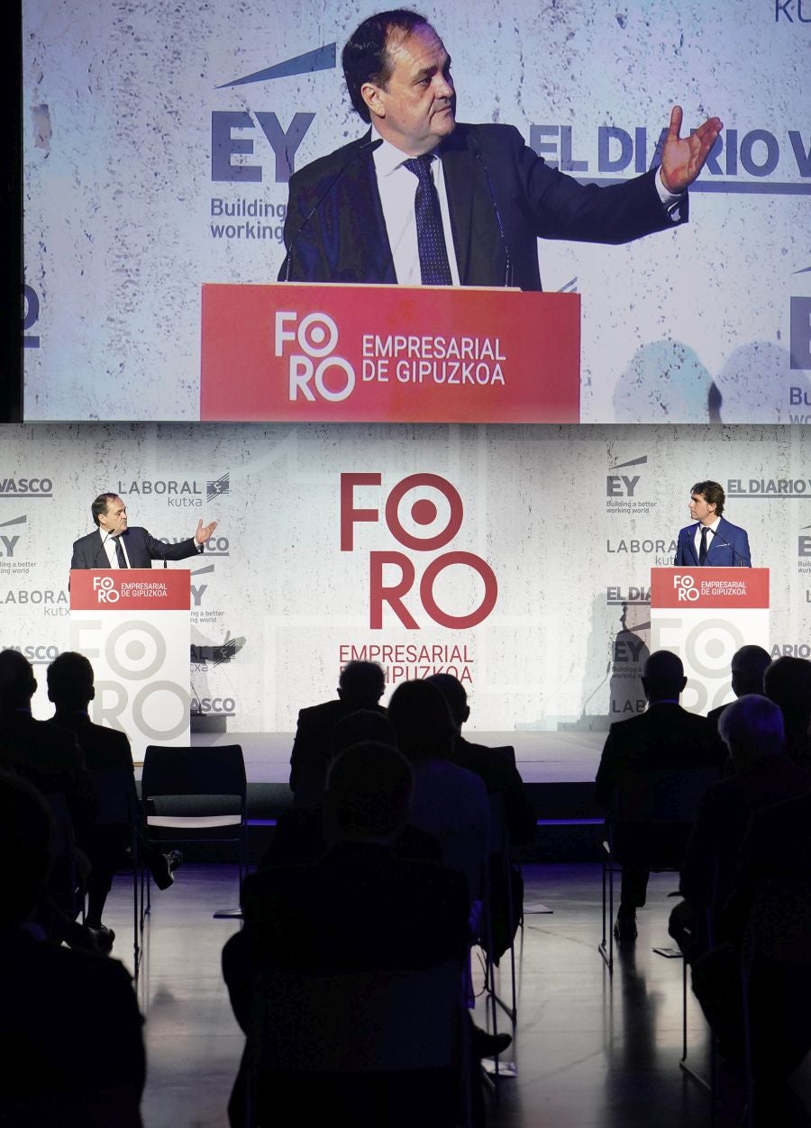 El presidente de la Real Sociedad, Jokin Aperribay y el director de El Diario Vasco, David Taberna