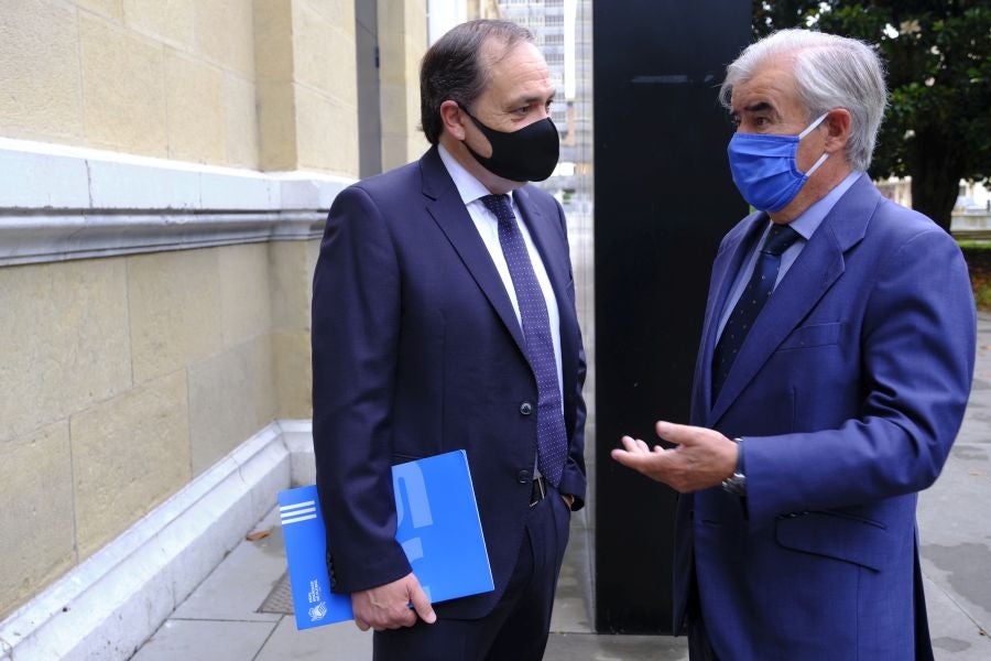 Jokin Aperribay, presidente de la Real Sociedad, departe con el presidente de El Diario Vasco, José María Bergareche