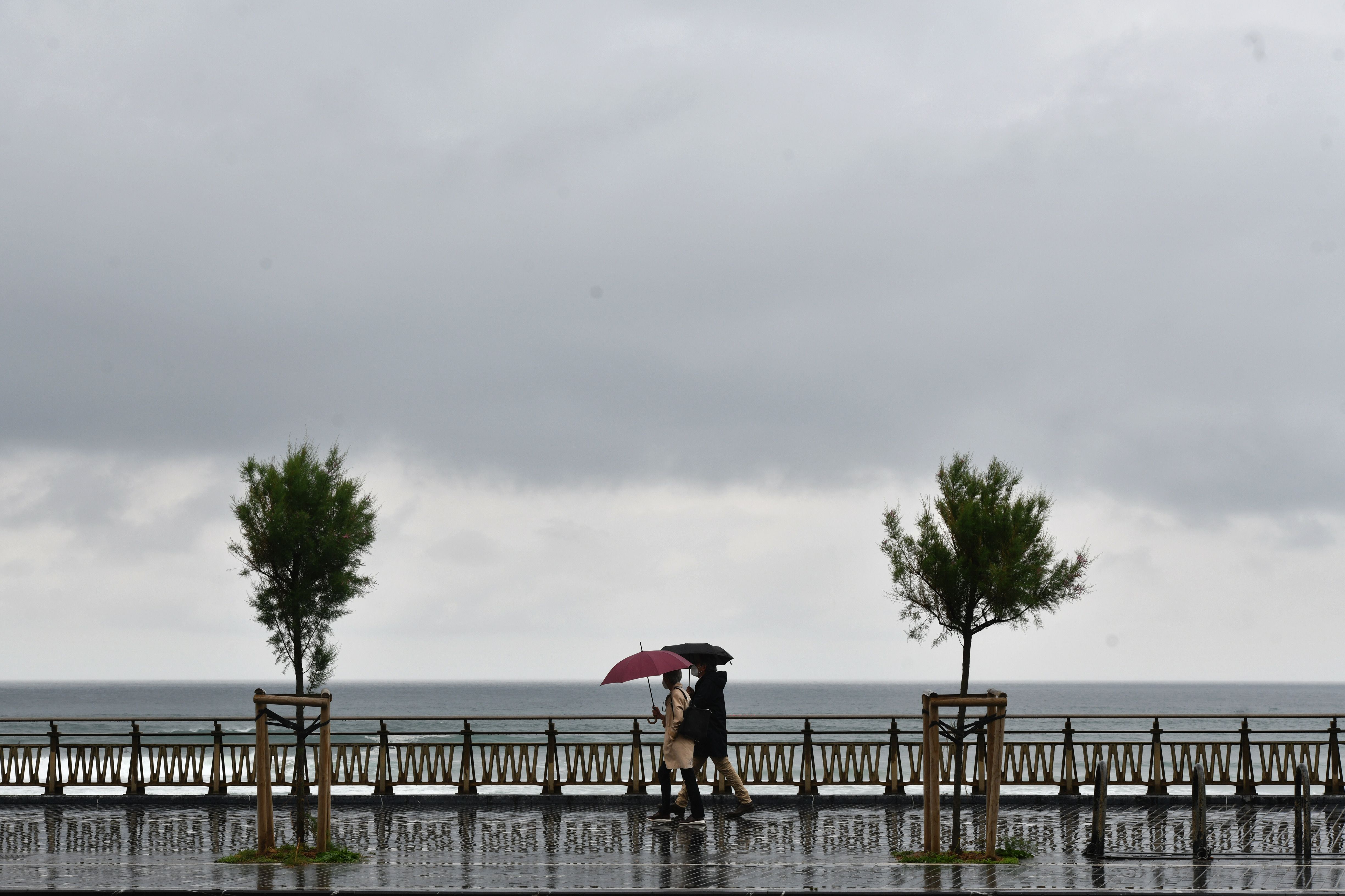 El día de hoy ha tenido poco de veraniego. Se han impuesto las lluvias y las temperaturas más propias de otoño