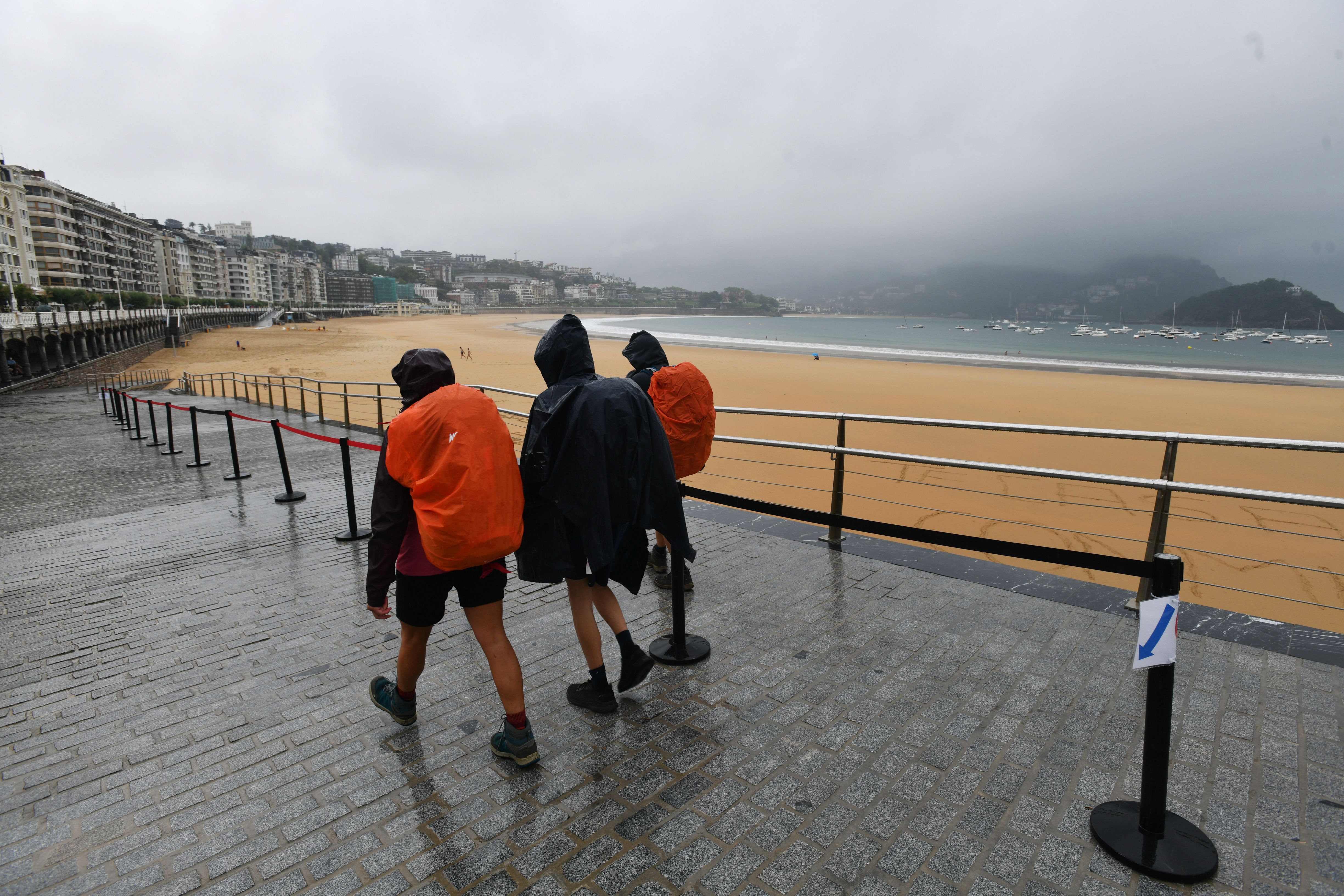El día de hoy ha tenido poco de veraniego. Se han impuesto las lluvias y las temperaturas más propias de otoño