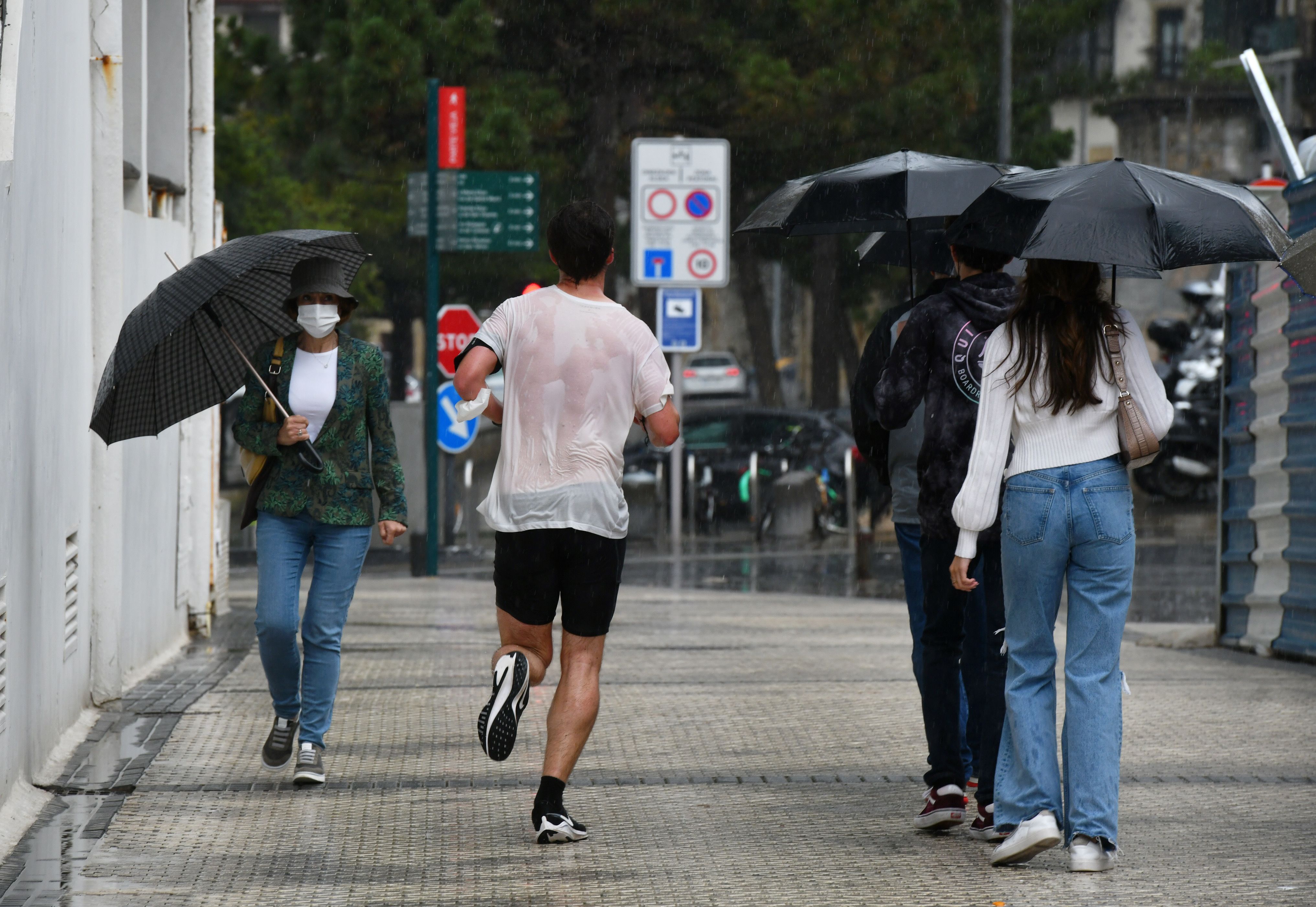 El día de hoy ha tenido poco de veraniego. Se han impuesto las lluvias y las temperaturas más propias de otoño
