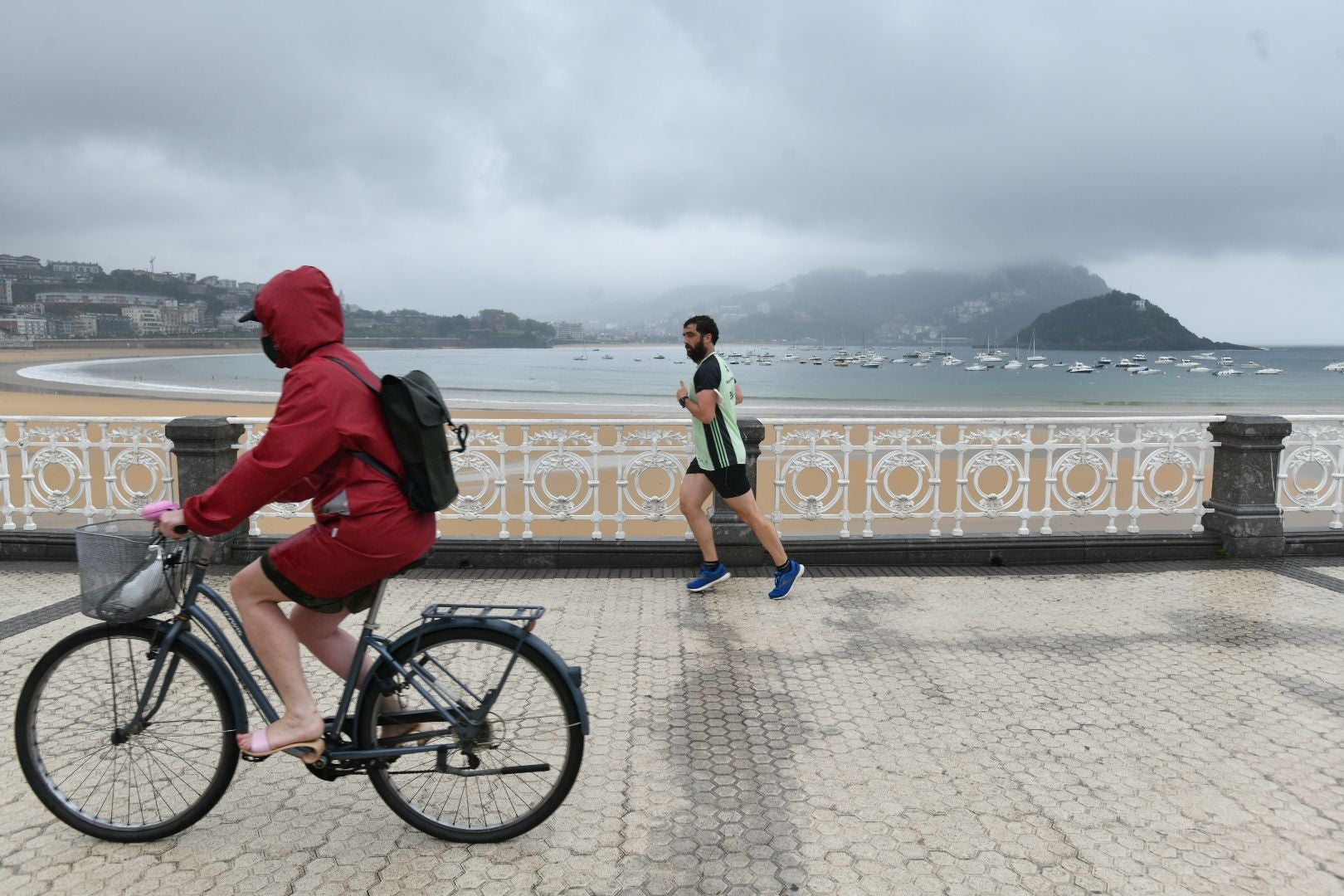 El día de hoy ha tenido poco de veraniego. Se han impuesto las lluvias y las temperaturas más propias de otoño