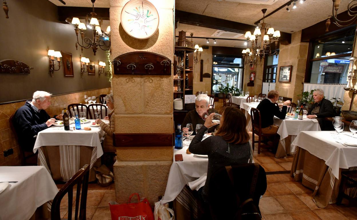 Clientes cenan en el restaurante Gandarias, con hasta cuatro comensales por mesa.