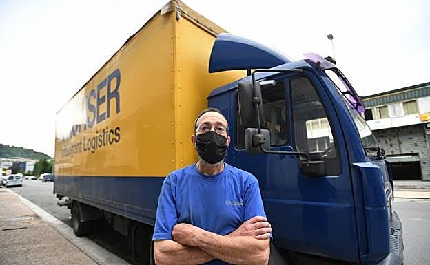 Salvador Cuadrado pasa cuatro veces al día por los peajes.