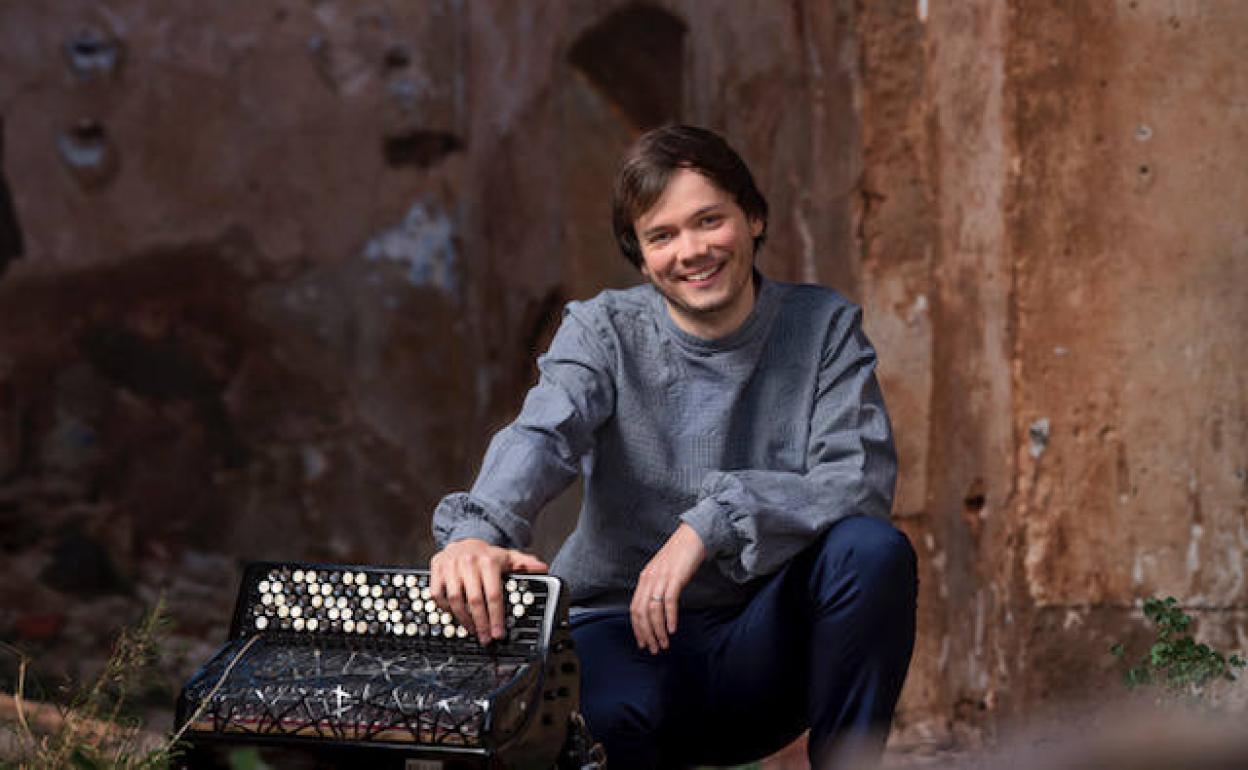 Ander Tellería, con su acordeón mesotónico.