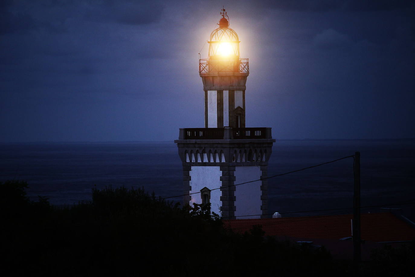 Faro de Higuer, Hondarribia. Es de estilo neoclásico. Fue construido en 1878 por Antobio Lafarga para sustituir otro que las tropas carlistas destruyeron en 1874. Se trata del último, o primero, faro de la Península. Alerta de la presencia de las peligrosas rocas del cabo de Higer y la Isla de Amuitz.