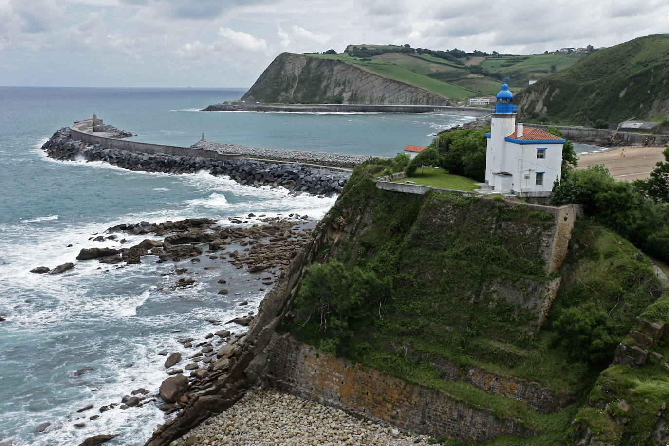 Faro de Zumaia. Fue construido en el monte de San Telmo, en la punta de la Atalaya, en 1870, para señalar la peligrosa entrada al puerto.Se le encargó al ingeniero Francisco Lafarga. Está construido en piedra de sillería y mampostería. En su parte norte, el edificio está adosado a la roca.