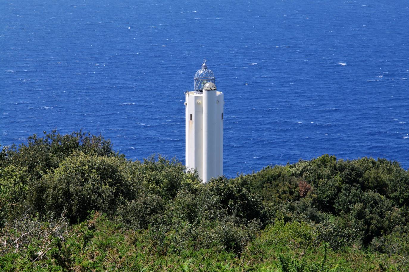 Faro de Gorliz. Es el más alto de Euskadi. Está ubicado a 165 metros de altitud, sobre unos acantilados del Cabo Billano. Fue construido en 1990 en un espacio estratégico. Una zona, que ha sido utilizada desde tiempos remotos como atalaya para avistar ballenas. El acceso solo puede realizarse desde la playa de Gorliz, gracias a un sendero, pero no podemos entrar dentro del inmueble.