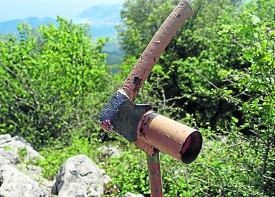 Imagen secundaria 1 - Exterior de la ermita de del Calvario de Mutriku; Buzón situado en la cima del Arno y un hermoso haya de camino al monte.