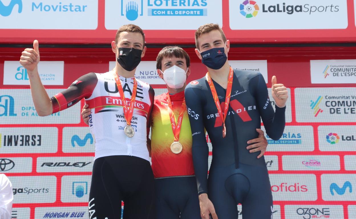 Ion Izagirre, flanqueado por David de la Cruz y Carlos Rodríguez, en el podio del campeonato de España contrarreloj que se ha llevado hoy en Busot. 