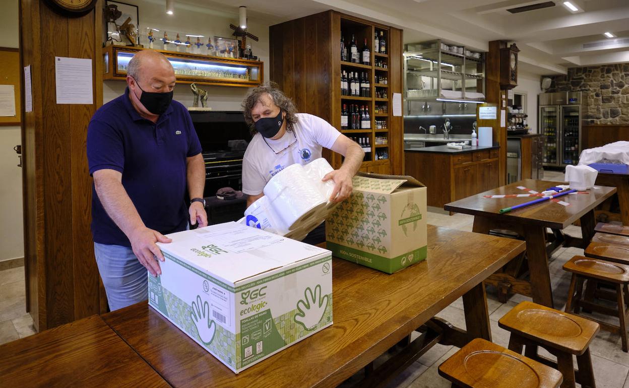 En la sociedad Gaztelubide de la Parte Vieja donostiarra ya han empezado a preparar el material para la apertura.