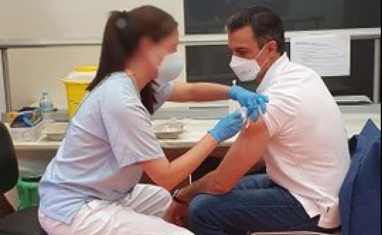 Pedro Sánchez, en el momento de recibir la vacuna contra la covid-19, en la fotografía subida en su cuenta de Twitter. 