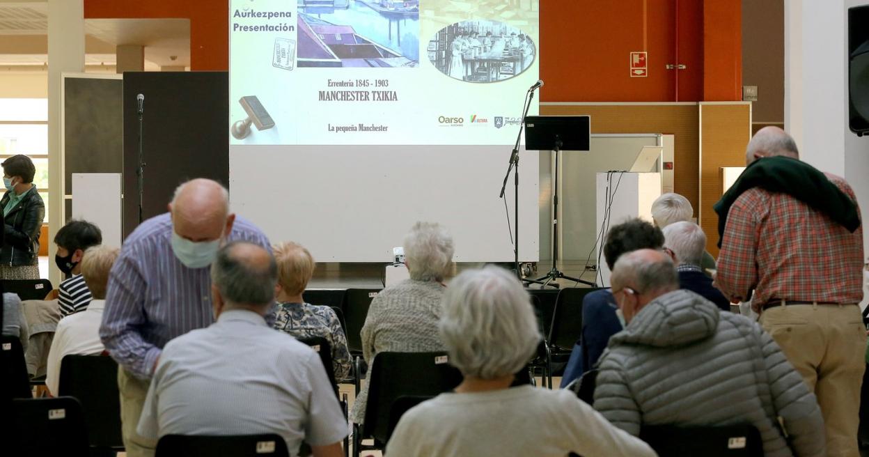 El libro fue presentado con motivo de la clausura del 700 aniversario de la villa . 
