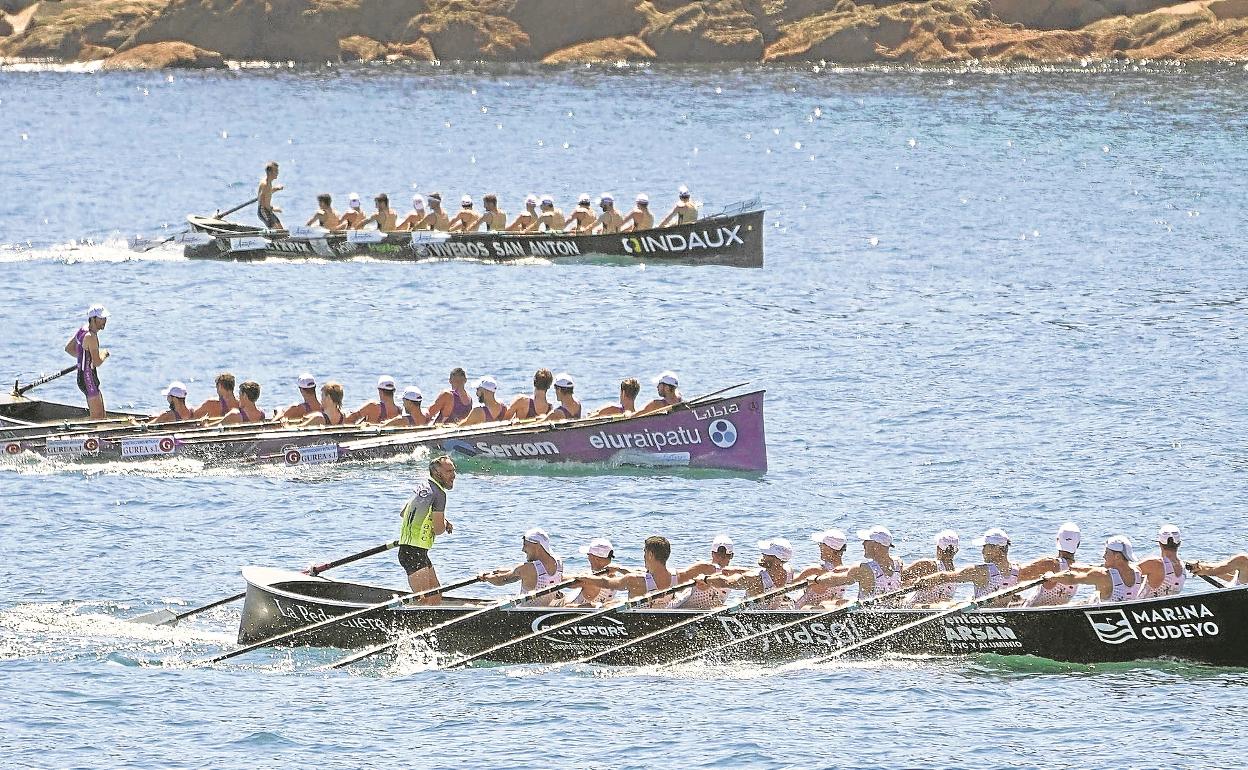 Pedreña, San Pedro y Getaria, en una de las regatas disputadas el pasado año. 