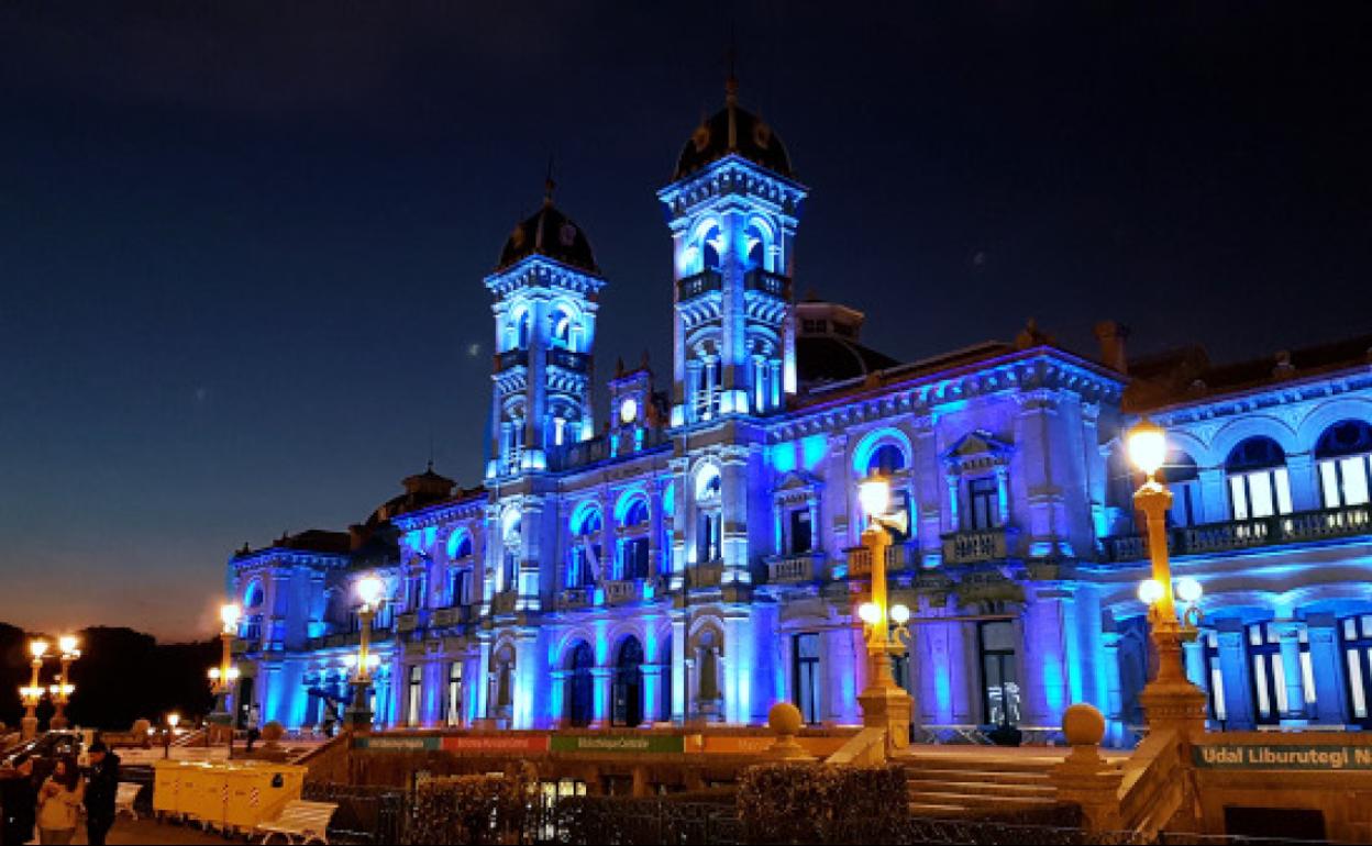 El Ayuntamiento de Donostia, de azul por los refugiados