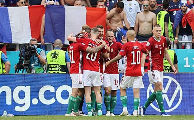 Los jugadores húngaros se felicitan al final del encuentro.