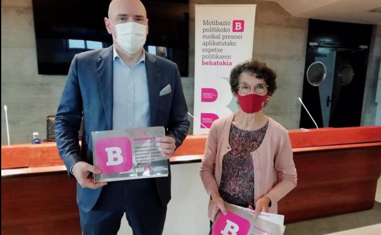 Teresa Toda y Aitzol Asla presentan el tercer número de la publicación semestral del Behatokia.